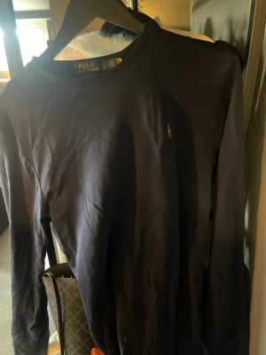 Mörkblå långärmad tröja Polo Ralph Lauren -  Mörkblå långärmad tröja från Polo Ralph Lauren. Bra skick och använd få gånger. 