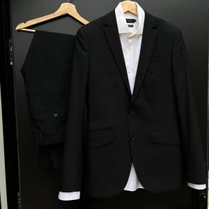 Suit Set Blazer Trousers And Shirt - Suit Set Blazer Trousers And Shirt  Everything is from the brand Riley  Perfect for prom, events, wedding etc  Only used ones so in great condition  Bought for 3990kr  The Riley hanger is includes  Blazer:  Slim fit  Size 48 Lenght - 76cm Width - 51cm Arm lenght from shoulder - 66cm  Shirt: Slim fit Size L Lenght - 76cm Width - 54cm Arm lenght from shoulder - 68cm  Trousers: Size 46 Outer leg lenght - 107cm Width - 44cm Leg opening - 18cm  Model in the pictures is 78kg 190cm  