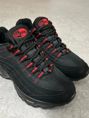 Nike air Max 95  - En Nike air Max 95 skor. Helt ny och den är jätte skön när man går. Dom är helt nya jag har inte använt dom.                                                                              VI KAN DISKUTERA OM PRIS 