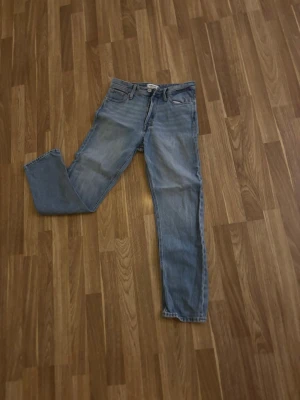 Ljusblå raka jeans - Säljer ett par ljusblå jeans från Jack Jones 