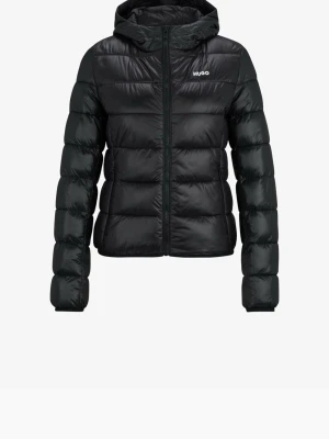 Svart pufferjacka från Hugo - Snygg svart pufferjacka från Hugo med huva och diskret logga på bröstet. Jackan har quiltad design, dragkedja framtill och elastiska muddar vid ärmsluten. Perfekt för kalla dagar och ger en clean streetwear-look. Köpt för 1721kr  har använt ett förtal gånger !! Pris kan diskuteras!!!