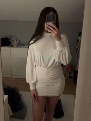 Vit klänning från bubbleroom  - Elegant vit klänning. Köpt från bubbleroom i storlek s. Den har en tajtare passform nertill och går att justera en del själv i längden. Tyget är mycket stretchigt. Knappt använd och har inga synliga defekter. Köpt för 799kr. 