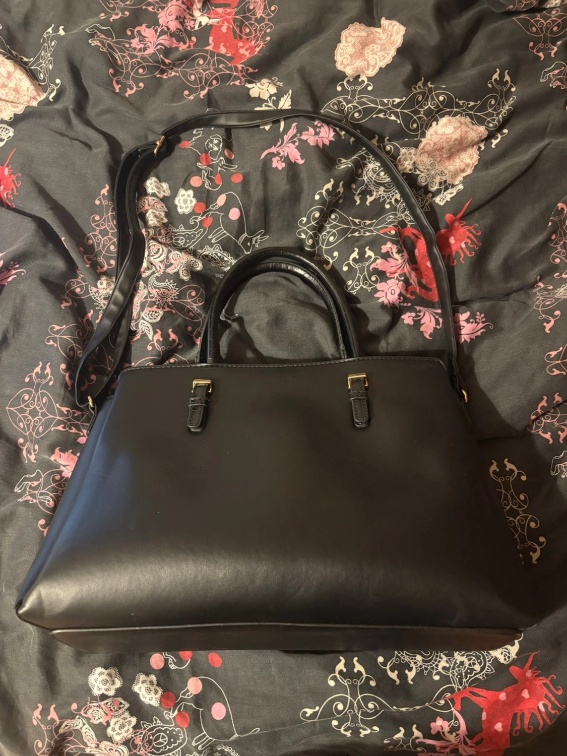 Svart stilren handväska med axelrem från London