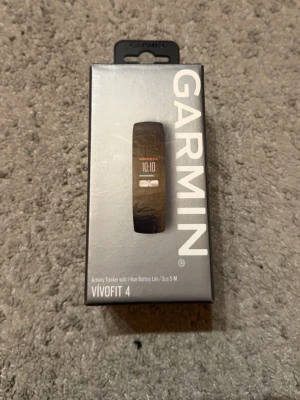 Garmin Vivofit 4 aktivitetsarmband - Säljer en ny svart Garmin Vivofit 4 aktivitetsarmband i storlek S/M. Armbandet har en smal och stilren design med digital display och lång batteritid på upp till ett år. Perfekt för att hålla koll på steg, sömn och aktivitet. Levereras i originalförpackning. 