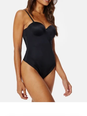 Svart body - Svart body med string, storlek 80A. Aldrig använd med prislappen kvar. 