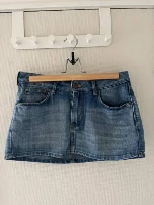 Jeanskjol - Säljer denna fina kjol då den inte passar mig längre. Skulle säga att kjolen är i storlek xs/s.