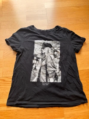 Svart t-shirt med tryck - En klassisk svart T-shirt med tryck på framsidan