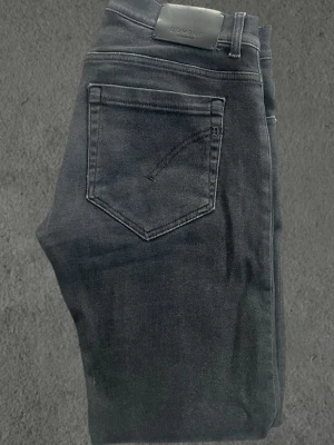 Dondup Jeans - Dondup Jeans!  Säljer ett par riktigt schyssta dondup jeans. De är sparsamt använda och är i storlek 32! Modell George. Hör gärna av dig vid funderingar☝️✅