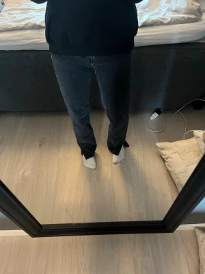 Svarta jeans med slits - Super snygga jeans med slits nedtill, dom är uppsydda men går att spreta upp sömmarna om man vill ha dom lite längre.