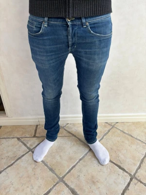 Dondup Jeans W32  - Säljer nu ett par Dondup George jeans, W32. Modellen är 188cm och väger 80kg. Bara att höra av sig vid minsta fundering! 