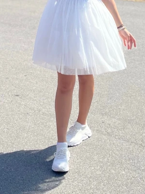 Student klänning!  - Superfin vit kort klänning i tyll med markerad midja. Klänningen har en fluffig kjol och smala axelband, perfekt för somriga tillfällen. Söt och luftig design som ger en romantisk känsla. Perfekt till studenten! 