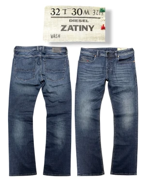 Archive Diesel Zatiny Bootcut Jeans  - Riktigt snygga Marinblå/svart-ish Bootcut jeans från Diesel i den populära modellen Zatiny🔥 Storlek 30/32, passar kanske bättre som W31. Riktigt fet tvätt och passform, sitter najs över skorna. Se mått nedan!👇🏻  Midja: 40,5-41 cm  Ytterbenslängd: 104,5 cm  Benöppning: 22-22,5 cm  ⚠️ Bra att veta innan köp  - Jag gör ej returer ⛔️ - Eftersom att varan är begagnad så kan det finnas defekter som jag missat (tex fläckar) ✅ - Köp helst med PostNord leverans till ombud‼️ - Mått kan ha en felmarginal på 1