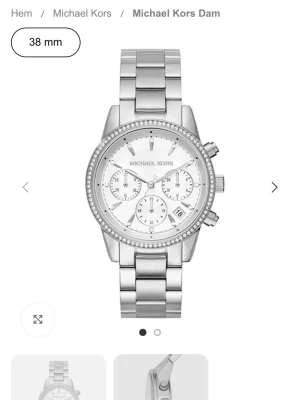 Michael Kors Ritz silverklocka 38 mm - Stilren och elegant klocka från Michael Kors, modell Ritz MK6428. Klockan är i silverfärgat rostfritt stål med gnistrande stenar runt urtavlan, kronograf och datumvisning. Länken är bred och ger en lyxig känsla. Perfekt accessoar för att lyfta din stil. Betalning sker genol vanlig swish.