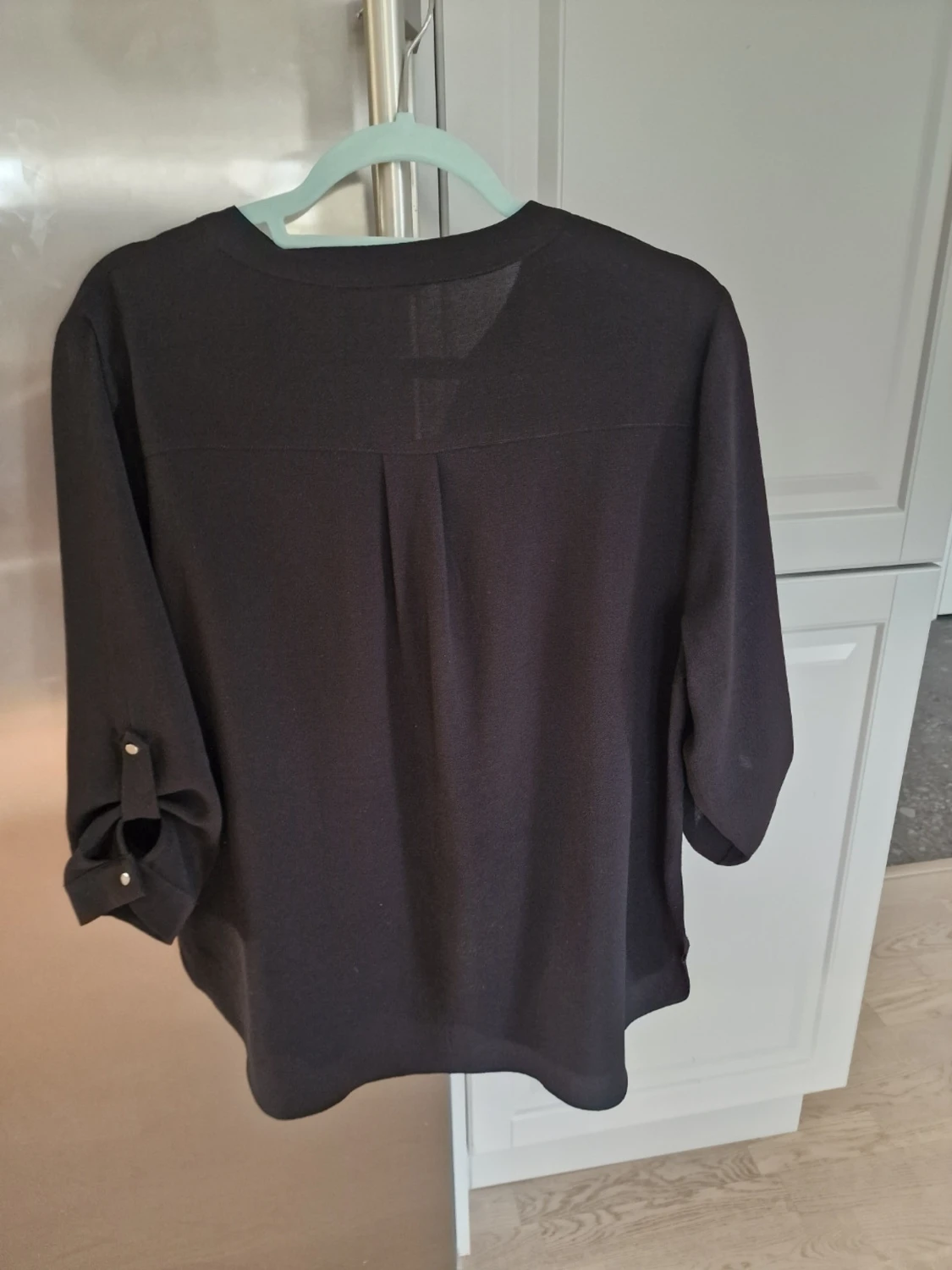 Svart blus med v-ringning - 3