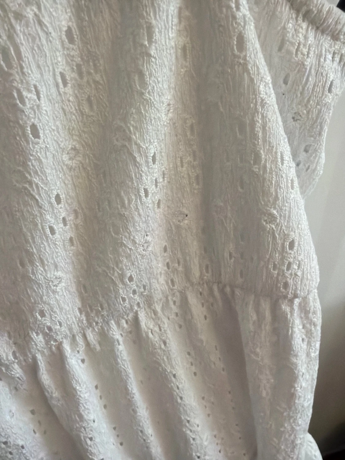 Vit somrig klänning med spetsdetaljer - 3