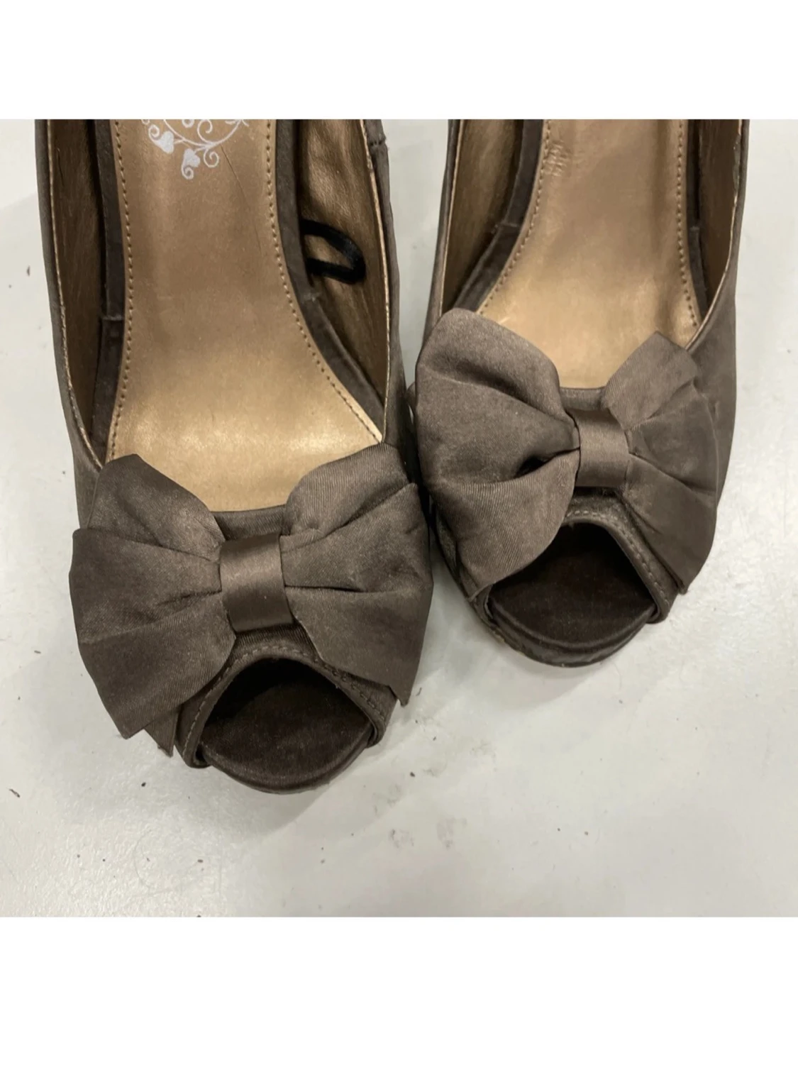 Bruna satin-pumps med rosett - 6