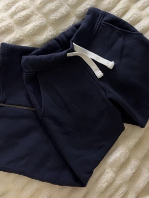 Russemerch byxor - Säljer marinblåa russemerch byxor. Dem är i storlek xxs o knappt använda. PostNord prioriteras