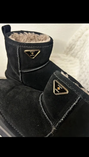 Canada Snow Mount Steele – Stl 36  - Säljer mina supermysiga boots från Canada Snow i modellen Mount Steele! 🖤Perfekta för dig som vill hålla fötterna varma med stil. ✨ Info om skorna: Skick: Mycket bra begagnat skick. De är använda men fortfarande helt intakta – inga spruckna sulor, inga revor eller andra skador. Fullt fungerande och redo för en ny ägare! Material: Svart äkta mocka med lyxigt foder i 100% fårskinn. Sula: Snygg platåsula som ger lite höjd och isolerar extra bra mot markkyla. Nypris: ca 1600