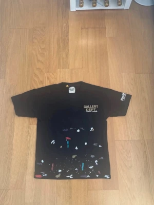 Gallery Dept T shirt  - Säljer min riktigt feta gallery dept Tisha i nyskick. Jag har sytt ihop tröjan lite som ni kan se på bild 5 eftersom jag tyckte tröjan satt för brett och nu har den mycket bättre passform. Inga defekter! För mer frågor så hör av dig! Mvh JacobsCloset 