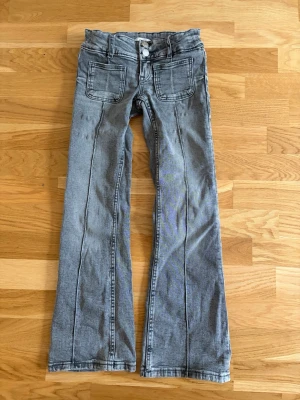 Gråa bootcut jeans - Super fina jeans från Gina young i bra skick, strl 134-140.