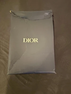 Dior sneakers svart/silver strl 43 - Säljer ett par exklusiva Dior sneakers i svart och silver. Skorna har en chunky sula och sportig design, perfekta för dig som gillar lyxiga och trendiga sneakers. Kommer i originalkartong. Modellnummer 3SN231ZHG. Kvitto fint inte pris kan diskuteras 