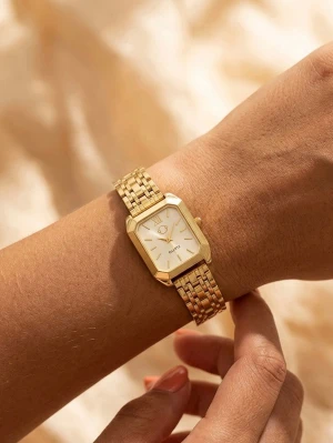 Guldig fyrkantig klocka från OLEVS - Stilren klocka från Cosmos 🇸🇪med fyrkantig urtavla i vitt och guldig boett. Armbandet är i guldtonat rostfritt stål med klassisk länkdesign. Urtavlan har minimalistiska markeringar och romerska siffror. Perfekt accessoar för en trendig look. Ordinarie pris hos Cosmos Sweden 599kr så unik att det säljs endast online och du får ej tag på det i butiker  