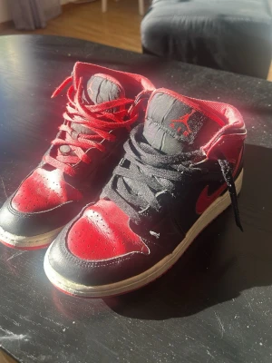 Nike Air Jordan 1 Mid svart/röd - Säljer ett par Nike Air Jordan 1 Mid i använt skick därmed billigt pris. Skriv för mer bilder