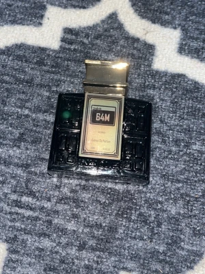 Inhale Vienna Extrait de Parfum 100ml - Säljer en lyxig parfym från Inhale, Vienna Extrait de Parfum. Flaskan är svart med detaljer i guld och har en unik, fyrkantig design med ett elegant lock. Förpackningen är guldig med en stilren logga. Innehåller 100 ml.