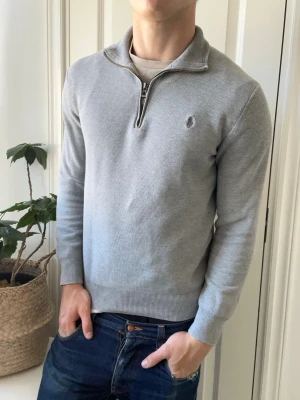 Ralph lauren quarter zip  - Ralph lauren quarter zip, lite liten på modellen. Inga defekter! Modellen i bilderna är 180 cm 75 kg och bär Storlek M passar S , Kom med frågor! 🌟 (Kan gå ned i pris vid köp av paket 😉) 
