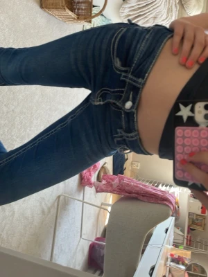 Mörkblå bootcut jeans med kontrastsömmar - Säljer ett par mörkblå bootcut jeans med ljus sömm. 