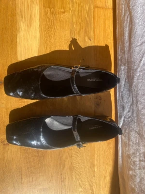Svarta ballerinaskor Vagabond - Svarta finskor i storlek 39. Införför studenten och har tyvärr inte haft tillfälle att använga de igen så jag säljer de därför.