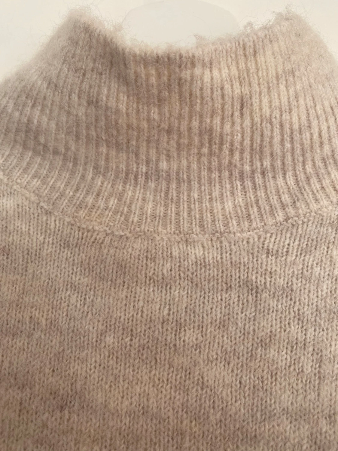 Beige stickad t-shirt med polokrage - 1