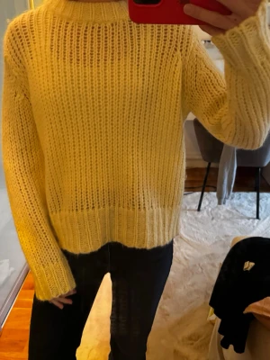 Gul stickad oversized tröja - Mysig stickad tröja i en ljusgul nyans med grovstickat mönster och ribbad. Jätte fin till sommaren 