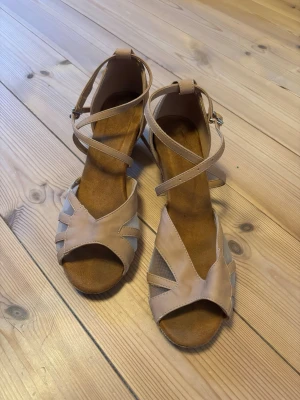 Tiodansskor - Fina dansskor med 5 cm smal klack. Passar utmärkt till E/D-klass! Skorna har mockasula, perfekta för dans som latin eller ballroom.