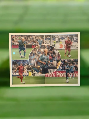 Tavla med 5 fotbollsspelare från Djurgården  - Säljer ett collage med fem foton av fotbollsspelare i match, inramat i vit ram, samt ett separat foto på spelaren Radetinac i ljusblå matchtröja med nummer 9. Perfekt för fotbollsälskare och samlare av sportmemorabilia. Priset kan diskuteras. Med vänlig hälsning, Valter 