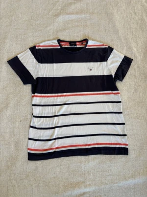 Gant T-shirt  - Perfekta lösningen på sommarens klädes problem. En T-shirt i fint begagnat skick utan några konstigheter och som har mycket kvar att ge. Dessutom med ett pris på en femtedel av nypriset. Tveka inte på att slå till! (Postar inom 24h)