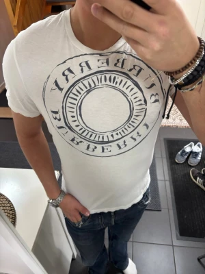 Burberry T Shirt - Burberry T Shirt i storlek M, skick 9/10. Pris 449, fraktar samma dag!