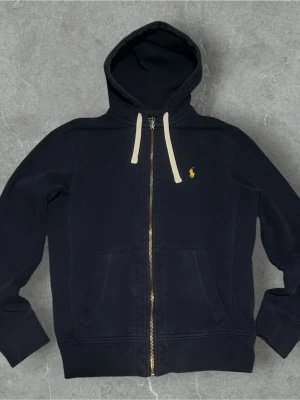 Blå  hoodie från Polo Ralph Lauren - 📍Storlek:S  💪🏽Skick:Mycket bra   📐Mått:Längd:61:cm:Bred:43:cm:  📎Material:84%Bomull:16%polyester  📦Skickar alltid inom 48h  ✅Äkthetsgaranti   