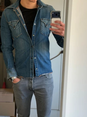 Nudie jeans skjorta - En ursnygg jeansskjorta ifrån Nudie Jeans. | Otroligt bra skick, knapp använd. | Går inte att köpa ny längre. | Modellen är 180!