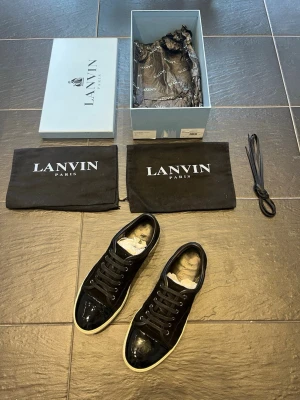 Lanvins  - Säljer dessa i princip oanvända Lanvin cap toe i svart färg. Alla accessoarer medföljer, dustbags, extrasnören och låda. Storlek UK 10 som motsvarar ungefär 44-45. Skriv vid minsta fundering!