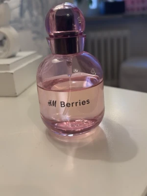 H&M Berries parfym 50ml  - Söt parfym från H&M  Berries.  Doften har bäriga toner och flaskan rymmer 50 ml. Perfekt för dig som gillar fruktiga och fräscha dofter. Mer än hälften kvar