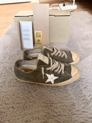 Golden goose v star  - Säljer mina äkta golden goose v star i bra skick. Ända defekten är att de har spruckit lite längst bak under, men inget farligt. Hör av er vid frågor. Se sista slide för äktenhetsbevis.