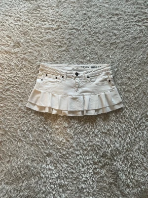 Vit volangkjol  - En vit jeanskjol omsydd från ett par jeans. 🌷  Midjemått tvärsöver- ca 40 cm  Längd - 26cm