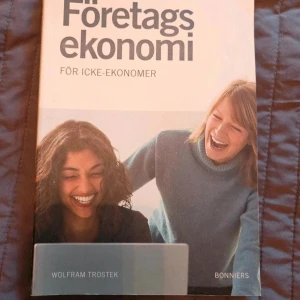 Företagsekonomi för icke-ekonomer - Kursbok i företagsekonomi skriven av Wolfram Trostek, utgiven av Bonnier Utbildning. Boken har ett mjukt omslag i vitt och ljusblått med text och foto på framsidan. Perfekt för dig som vill förstå grunderna i företagsekonomi utan att vara ekonom.
