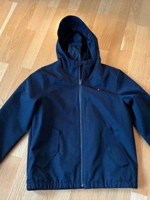 Polo Ralph Lauren jacka  - Superfin jacka i storlek L (14-16år). Skulle säga att det passar mer åt en 14-åring än 16-åring i storlek. Jackan är designad som en del av ett modulärt lagersystem. Tillverkad av vattenavvisande material och kan bäras separat eller zippas fast i en kompatibel "P-Layer 2"-del för extra isolering. 