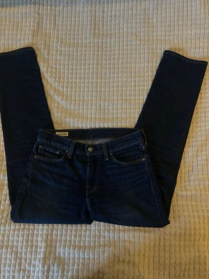 Mörkblå skinny jeans från Levi's - Längd 99 cm Benöppning 16 cm Midja 39 cm