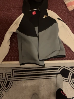  Nike tech fleece - En snygg Nike kofta väldigt bra kvalité inga skador eller liknade