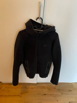 Nike tech zip up - Perfekt skick xs passar även s, hör av dig för fler bilder eller funderingar 