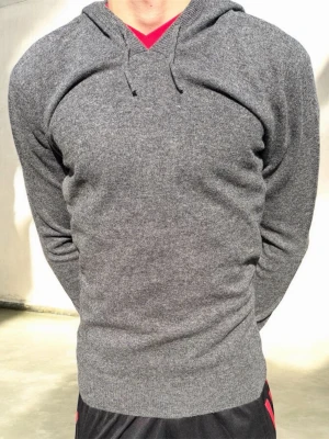 100% Merinoull Stickad Hoodie - Bengtson’s Merino | Helt Ny | Charcoal | 100% Merinoull | Storlek S | Handsydda Bengtson’s Tvättlappar | Modellen är ~178 | Pris ej hugget i sten!