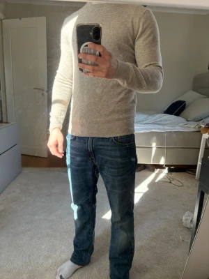 Beige kashmirtröja - Säljer denna snygga ljusbruna/beigea stickade ull/kashmirtröjan i 100% ull från det italienska lyxmärket Lagency. Köptes ny i Italien för 2700kr. Aldrig använd och helt sprillans ny. 